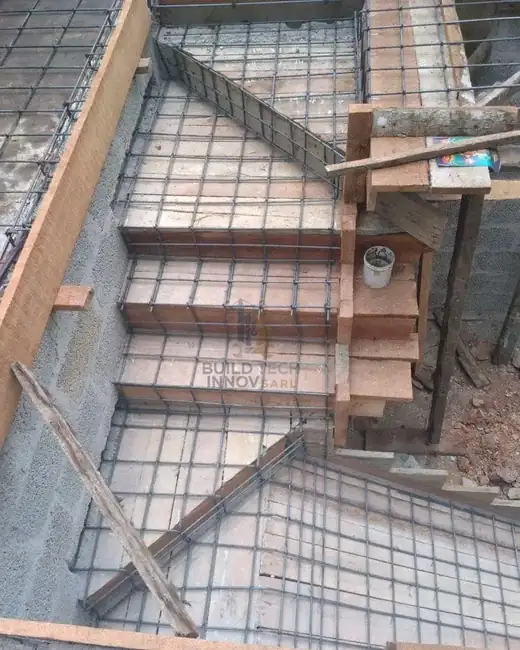 Coffrage d’escalier. Marches ferraillées, béton armé