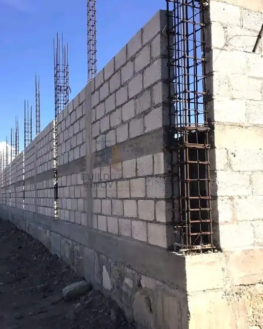 Mur de clôture armé. Parpaing armé, longrines et poteaux
