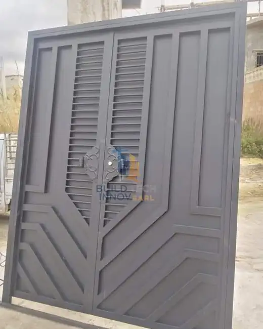 Portail ventilé. Lames horizontales et décor en chevrons