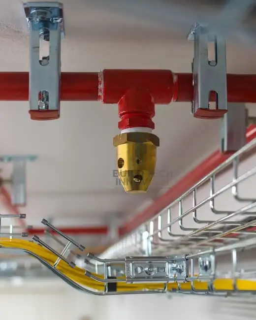Réseau sprinklers. Canalisations et chemin de câbles