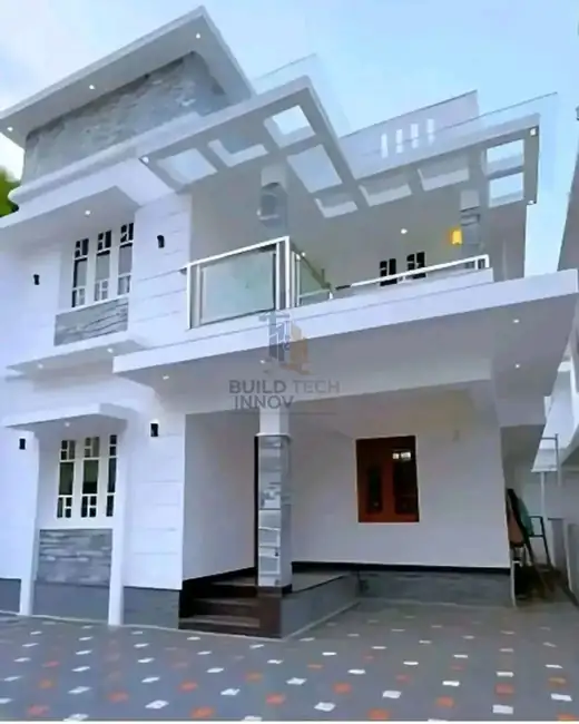 Villa blanche livrée. Piscine, terrasse dallée, façade enduite