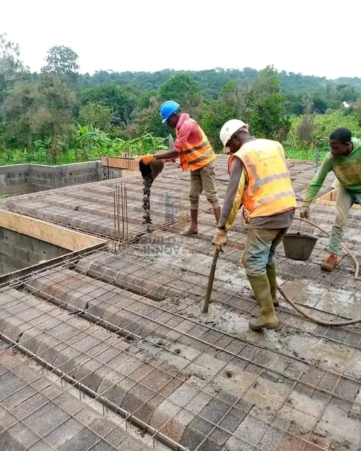 Build Tech Innov teams pouring a concrete slab
