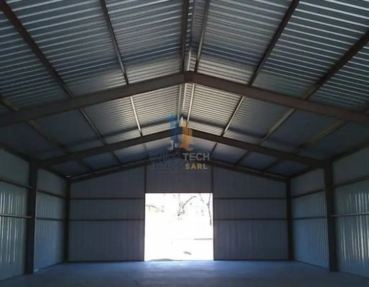 Large-span industrial hangar with a metal frame and steel roofing